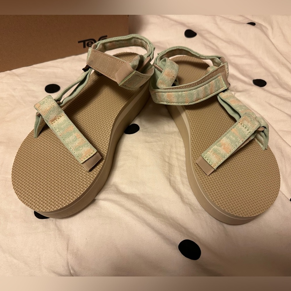 Women’s Teva flatform universal platform sandal tan & mint green NEW never worn